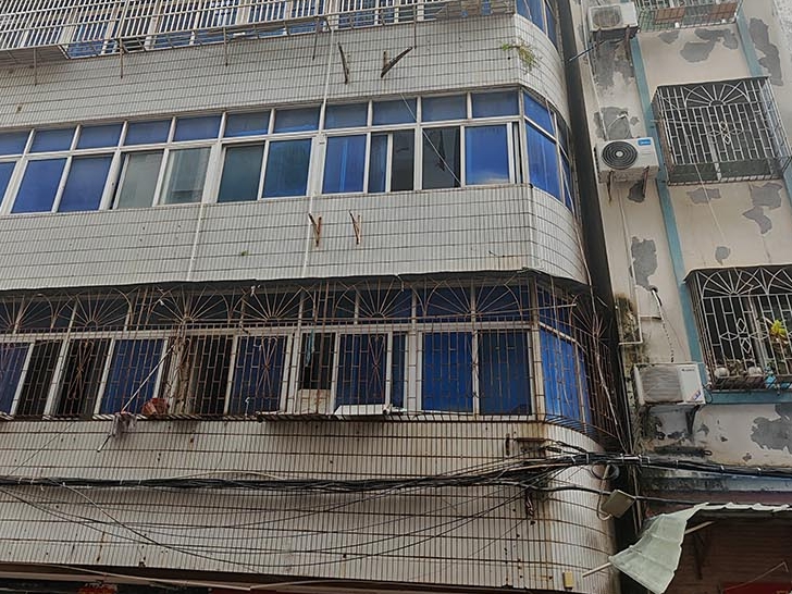 ?？诎藢臃课輧A斜扶正加固